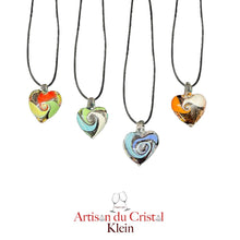 Load image into Gallery viewer, Pendentif Coeur en Cristal 25 mm. Cordon noir effet cuir réglable (50/55 cm)  Le modèle se décline en différents coloris :   - Rouge/vert/Jaune  - Bleu/vert/Blanc  - Bleu/blanc  - Orange/brun/blanc
