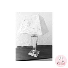 Load image into Gallery viewer, Lampe cristal taillé cote plate
